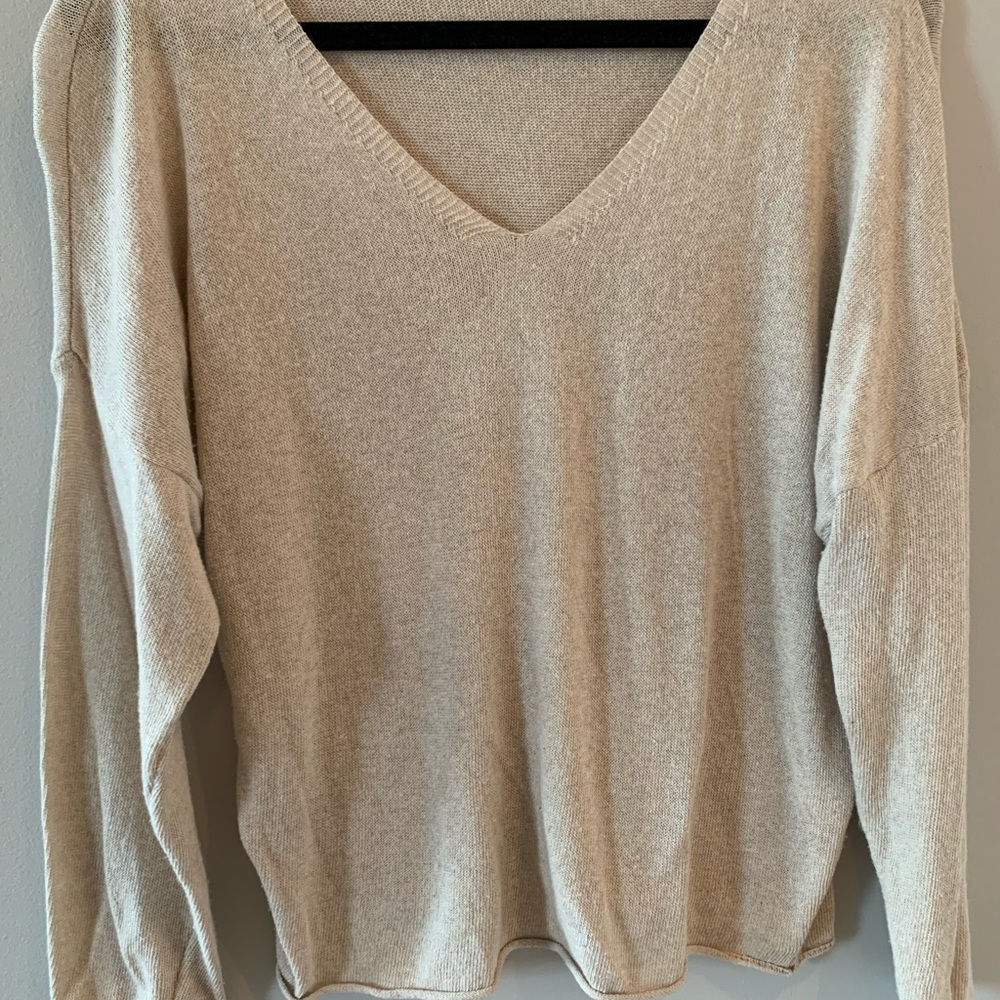 Cream v neck light weight cropped sweater